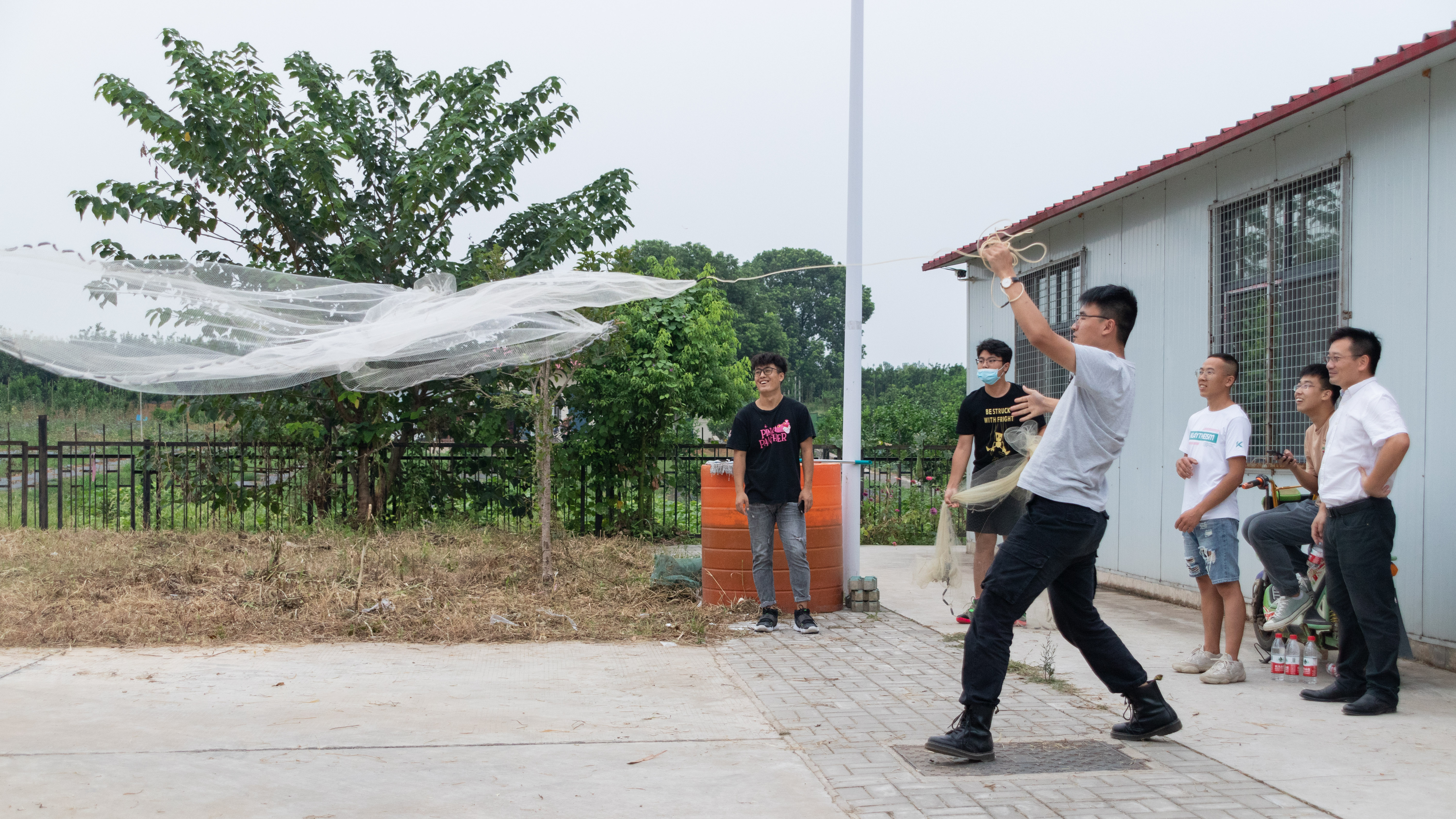 撒渔网体验现场（学通社记者 周丹丹 摄）